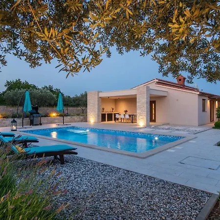 Silentio - Peaceful And Private With Outdoor Pool And Whirlpool, Istrien ヴィラ
